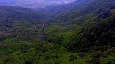 Kerinci, Jambi, Endonezya 'daki Bukit Hayangan' ın hava görüntüsü, ziyaretçilerin Kerinci Gölü ve çevresindeki manzaraların panoramik manzarasından keyif aldıkları manzaralı bir dağlık bölge..
