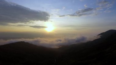 Kerinci, Jambi, Endonezya 'daki Bukit Hayangan' ın hava görüntüsü, ziyaretçilerin Kerinci Gölü ve çevresindeki manzaraların panoramik manzarasından keyif aldıkları manzaralı bir dağlık bölge..