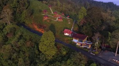 Kerinci, Jambi, Endonezya 'daki Bukit Hayangan' ın hava görüntüsü, ziyaretçilerin Kerinci Gölü ve çevresindeki manzaraların panoramik manzarasından keyif aldıkları manzaralı bir dağlık bölge..