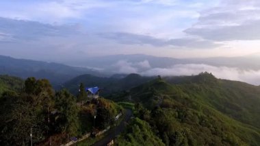 Kerinci, Jambi, Endonezya 'daki Bukit Hayangan' ın hava görüntüsü, ziyaretçilerin Kerinci Gölü ve çevresindeki manzaraların panoramik manzarasından keyif aldıkları manzaralı bir dağlık bölge..