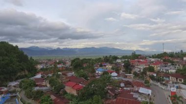 Endonezya 'nın Jambi kentindeki Sungai Penuh' un hava manzarası, çeşitli arazi yüksekliği ve arazisi olan Kerinci Seblat Ulusal Parkı 'nın bir kısmı ve tropikal ormanlarla çevrili..