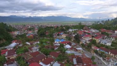 Endonezya 'nın Jambi kentindeki Sungai Penuh' un hava manzarası, çeşitli arazi yüksekliği ve arazisi olan Kerinci Seblat Ulusal Parkı 'nın bir kısmı ve tropikal ormanlarla çevrili..