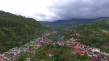 Endonezya 'nın Jambi kentindeki Sungai Penuh' un hava manzarası, çeşitli arazi yüksekliği ve arazisi olan Kerinci Seblat Ulusal Parkı 'nın bir kısmı ve tropikal ormanlarla çevrili..
