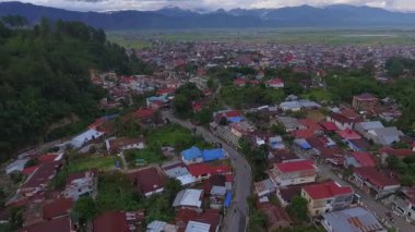 Endonezya 'nın Jambi kentindeki Sungai Penuh' un hava manzarası, çeşitli arazi yüksekliği ve arazisi olan Kerinci Seblat Ulusal Parkı 'nın bir kısmı ve tropikal ormanlarla çevrili..