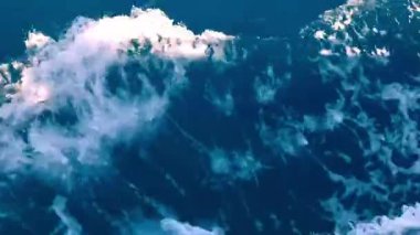 Sudaki güzel deniz dalgaları