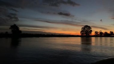 Doğu Kalimantan, Endonezya 'daki Semayang Gölü üzerinde nefes kesici bir günbatımı sakin sulara ve sakin doğal çevreye altın yansımalar sergiliyor..