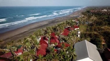 Bantul, Yogyakarta, Endonezya 'daki Parangtritis Sahili' nin havadan görünüşü. Yuvarlanan dalgalar, altın kum ve tropikal manzaralı kıyı şeridi seyahat ve turizm kavramları için mükemmel..