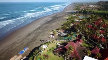 Bantul, Yogyakarta, Endonezya 'daki Parangtritis Sahili' nin havadan görünüşü. Yuvarlanan dalgalar, altın kum ve tropikal manzaralı kıyı şeridi seyahat ve turizm kavramları için mükemmel..