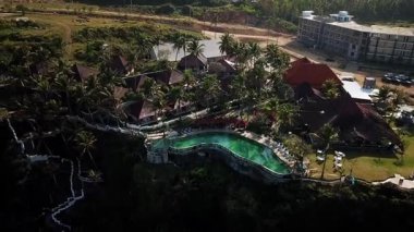 Bantul, Yogyakarta, Endonezya 'daki Parangtritis Sahili' nin havadan görünüşü. Yuvarlanan dalgalar, altın kum ve tropikal manzaralı kıyı şeridi seyahat ve turizm kavramları için mükemmel..