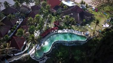 Bantul, Yogyakarta, Endonezya 'daki Parangtritis Sahili' nin havadan görünüşü. Yuvarlanan dalgalar, altın kum ve tropikal manzaralı kıyı şeridi seyahat ve turizm kavramları için mükemmel..