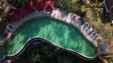 Bantul, Yogyakarta, Endonezya 'daki Parangtritis Sahili' nin havadan görünüşü. Yuvarlanan dalgalar, altın kum ve tropikal manzaralı kıyı şeridi seyahat ve turizm kavramları için mükemmel..