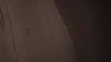 Bantul, Yogyakarta, Endonezya 'daki Parangtritis Sahili' nin havadan görünüşü. Yuvarlanan dalgalar, altın kum ve tropikal manzaralı kıyı şeridi seyahat ve turizm kavramları için mükemmel..