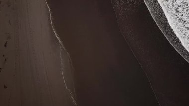 Bantul, Yogyakarta, Endonezya 'daki Parangtritis Sahili' nin havadan görünüşü. Yuvarlanan dalgalar, altın kum ve tropikal manzaralı kıyı şeridi seyahat ve turizm kavramları için mükemmel..