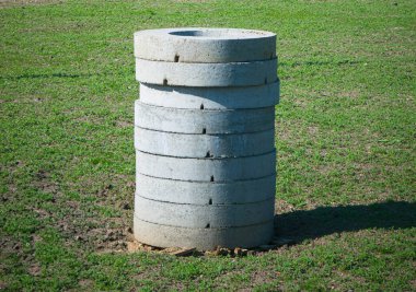 Çimlerin üzerinde beton daireler