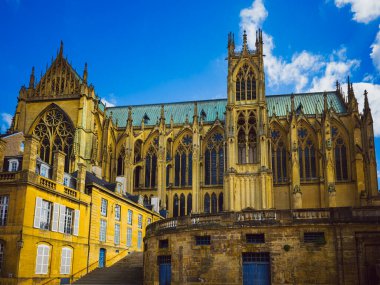 Metz, Fransa 'daki Saint Stephen Katedrali' nin yan görüntüsü Nisan 2025