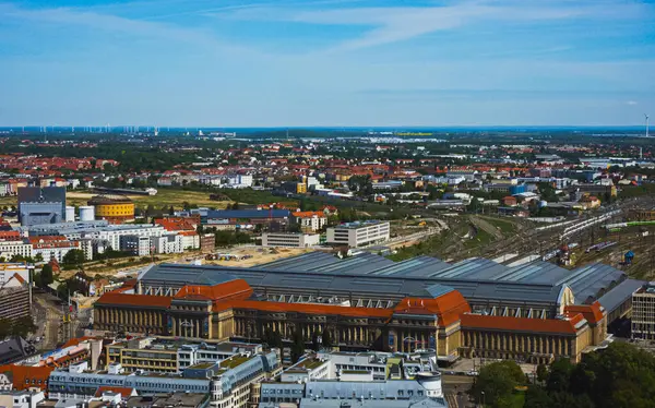 Leipzig merkez tren istasyonu ve şehir manzarasının hava görüntüsü