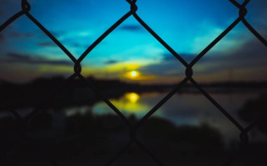 Sınırların Ötesindeki Çit Özgürlüğünün Ardında Gün Batımı