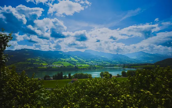 İsviçre Alplerindeki Schwarzsee Manzarası (Lac Noir)