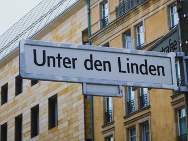 Berlin, Almanya 'da Linden Caddesi Tabelası, 31 Mai 2025