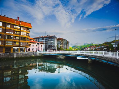 Zumaia, İspanya 'da nehir kenarındaki renkli binalar ve modern köprü 14 Nisan 2025