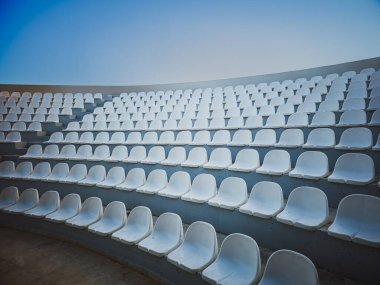 Modern açık hava amfi tiyatrosundaki boş beyaz koltuklara minimalist bakış