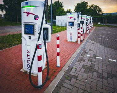 elektrikli araç şarj istasyonu iyonitesi gün batımında, Almanya, 2 Haziran 2025