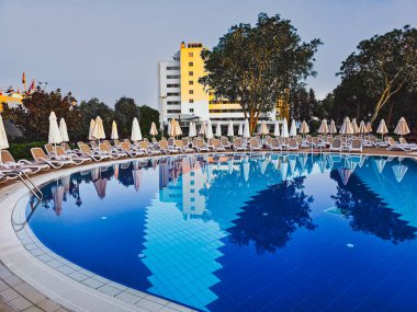 Açık Havuz Bölgesi Salamis Körfezi Conti Oteli, Kıbrıs 11 Haziran 2025