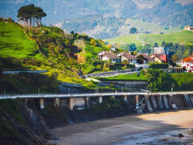 11 Nisan 2025 Deba, İspanya 'da deniz kenarındaki evler ve kıyı köprüsü