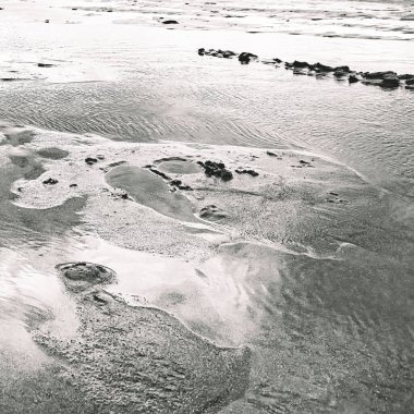 Doğal dalga desenli ve parıldayan ışık yansımalı gümüş soyut kum dokusu.