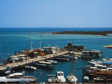 Kıbrıs, Famagusta limanında balıkçı tekneleri ve yatları, 13 Haziran 2025