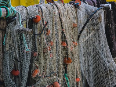 Şamandıralı ağlar ve halatlar ahşap rafta kuruyor.