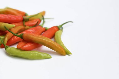 Beyaz arka planda kırmızı ve yeşil biberlerden oluşan bir grup..