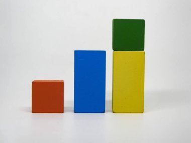 Beyaz arkaplanda tahta küpler, büyüme grafiği grafiği çizimi