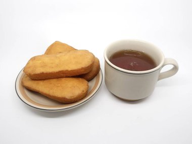 Yakın çekim kızarmış ekmek veya tost ve bir fincan çay, kahvaltıyı, atıştırma zamanını, basit tarifleri veya konforlu yemek kavramlarını resmetmek için ideal..