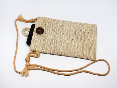 Kabile tarzı çapraz vücut ya da cep telefonu için kese. parlak ve temiz bir arkaplan