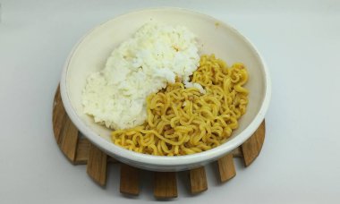 Bir kase pirinç ve erişte. Endonezyalılar tarafından yenen bir yemek.