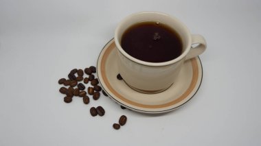 Bir fincan kahve çekirdeği. Gerçek kahve içeceği, tadı, aroması ve kafeinin rahatlaması için uygun bir resim..