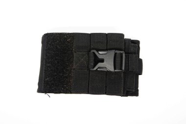 Beyaz arkaplanı olan siyah cep telefonu çantası.