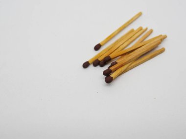 beyaz zemin üzerine maç sopa