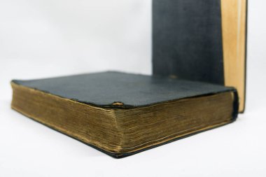 Beyaz arka planda beyaz sayfaları olan antika bir kitap.