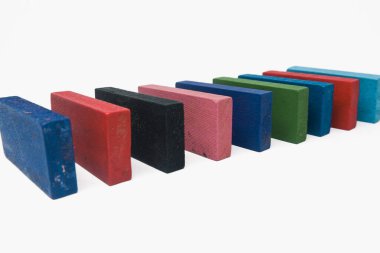 Beyaz arkaplanda renkli mini dikdörtgen tahta bloklar