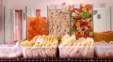 seblak gıda standında mevcut abur cubur görüntüsü