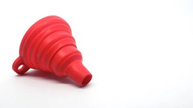 Beyaz arkaplanda kırmızı silikon huni