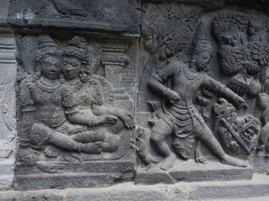 Endonezya 'daki Prambanan Tapınağı' ndaki hikaye anlatıcılarından biri, bir avı izleyen iki kral ve kraliçe..