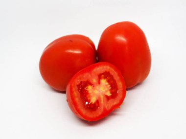 Beyaz arkaplanda 3 taze domates