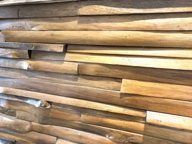 Dinamik 3D ahşap duvar süslemesi düzensiz şekilli ahşap tahtalar. Bu eşsiz duvar dekoru modern köy iç mekanları, aksan duvarları ve yaratıcı tasarım projeleri için uygun zengin bir doku ve derinlik sağlar..
