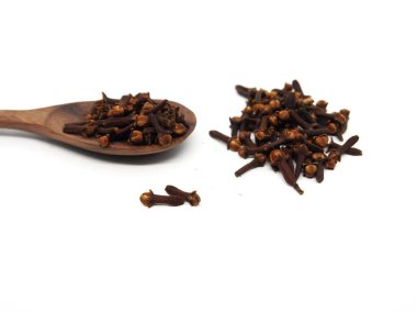 İzole edilmiş beyaz arkaplana sahip kuru karanfiller