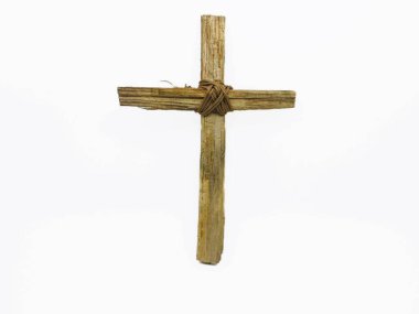 Beyaz arka planda ahşap haç