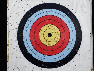 Dart ya da okçuluk tahtası beyaz arkaplanlı yakın çekim.