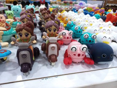 Canlı bir çocuk oyuncağı gösterisi, motosikletli çizgi film figürleri, neşeli yengeçler, ve sevimli balinalar, genç hayal gücünü canlandırmak için mükemmel..